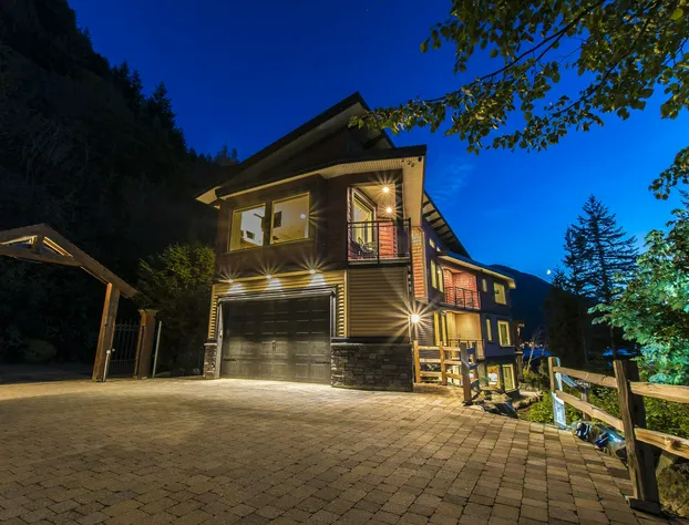 The Lodge on Harrison Lake hotel detail image 3