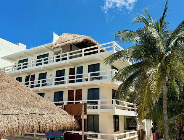 Chichis and Charlies Beachfront hotel detail image 1