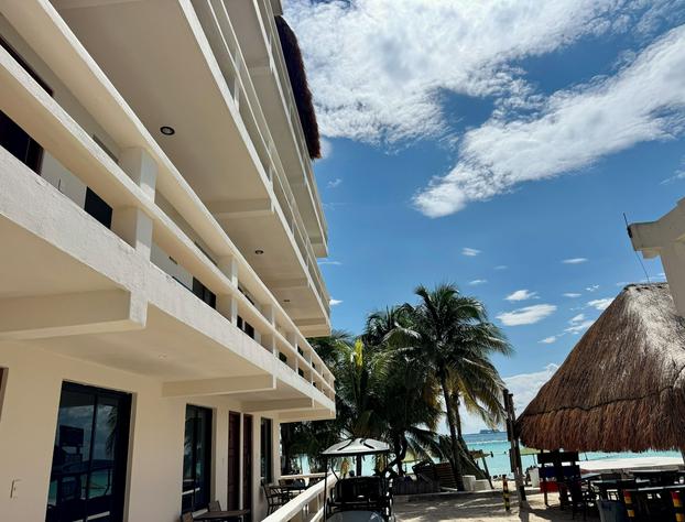 Chichis and Charlies Beachfront hotel detail image 3