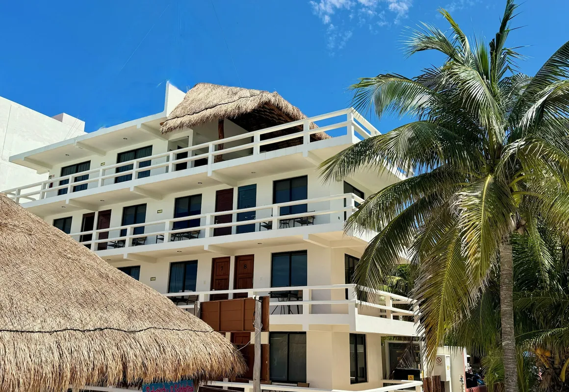 Chichis and Charlies Beachfront hotel hero