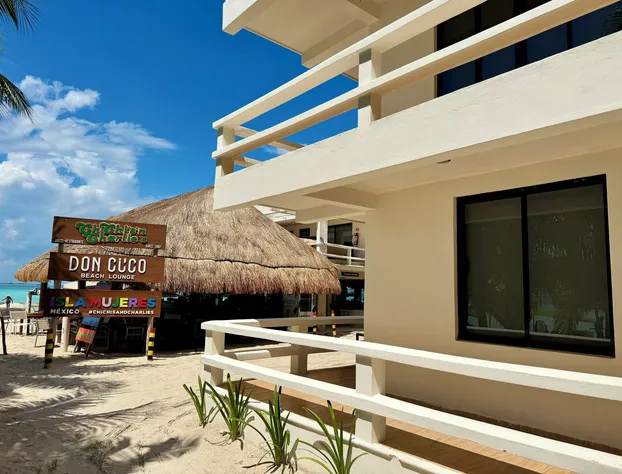 Chichis and Charlies Beachfront hotel detail image 1