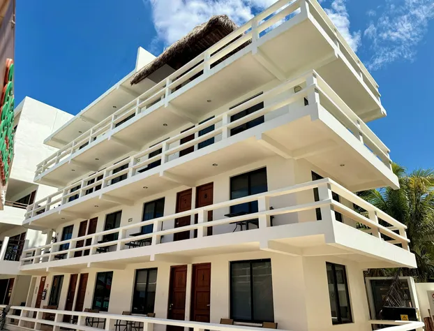 Chichis and Charlies Beachfront hotel detail image 3