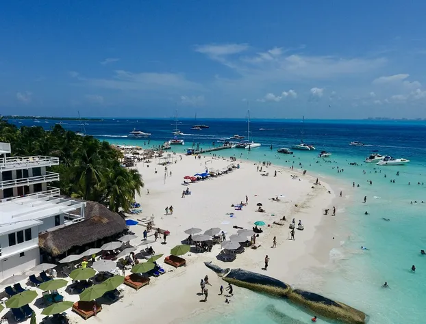 Chichis and Charlies Beachfront hotel detail image 4