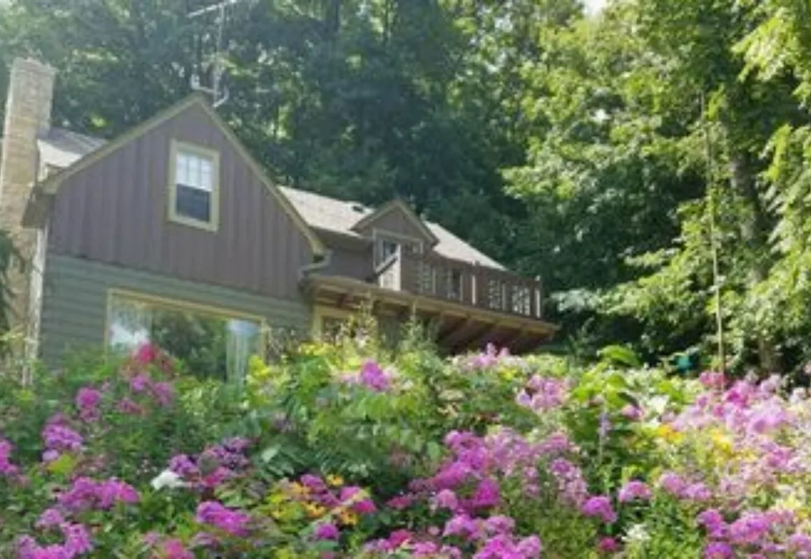 Contented Cottage Bed & Breakfast hotel hero