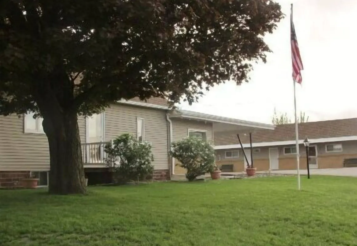 Elms Motel hotel hero