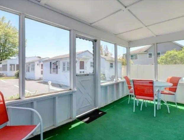Carriage House Motel Cottages & Suites hotel detail image 4