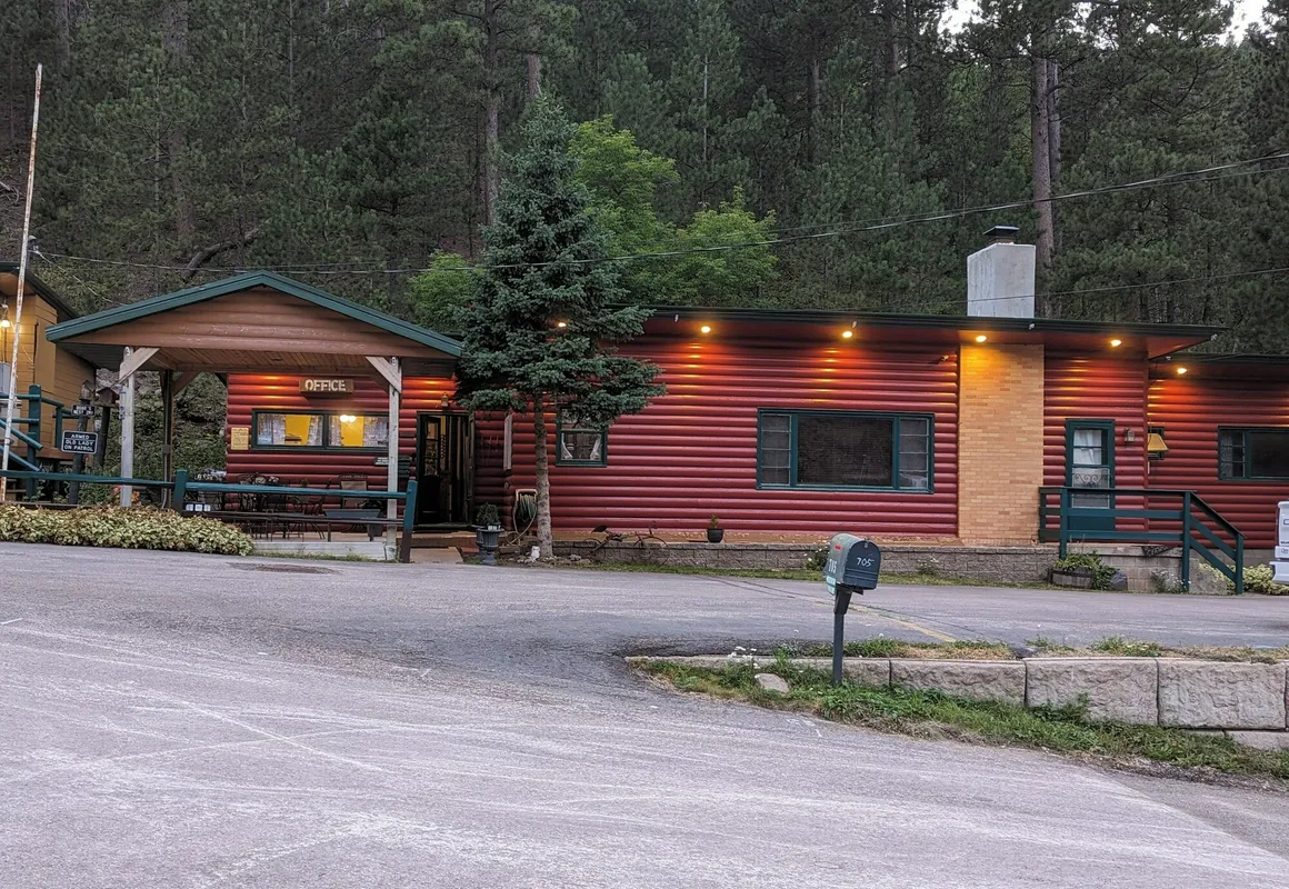 Ponderosa Pines Inn and Cabins hotel hero