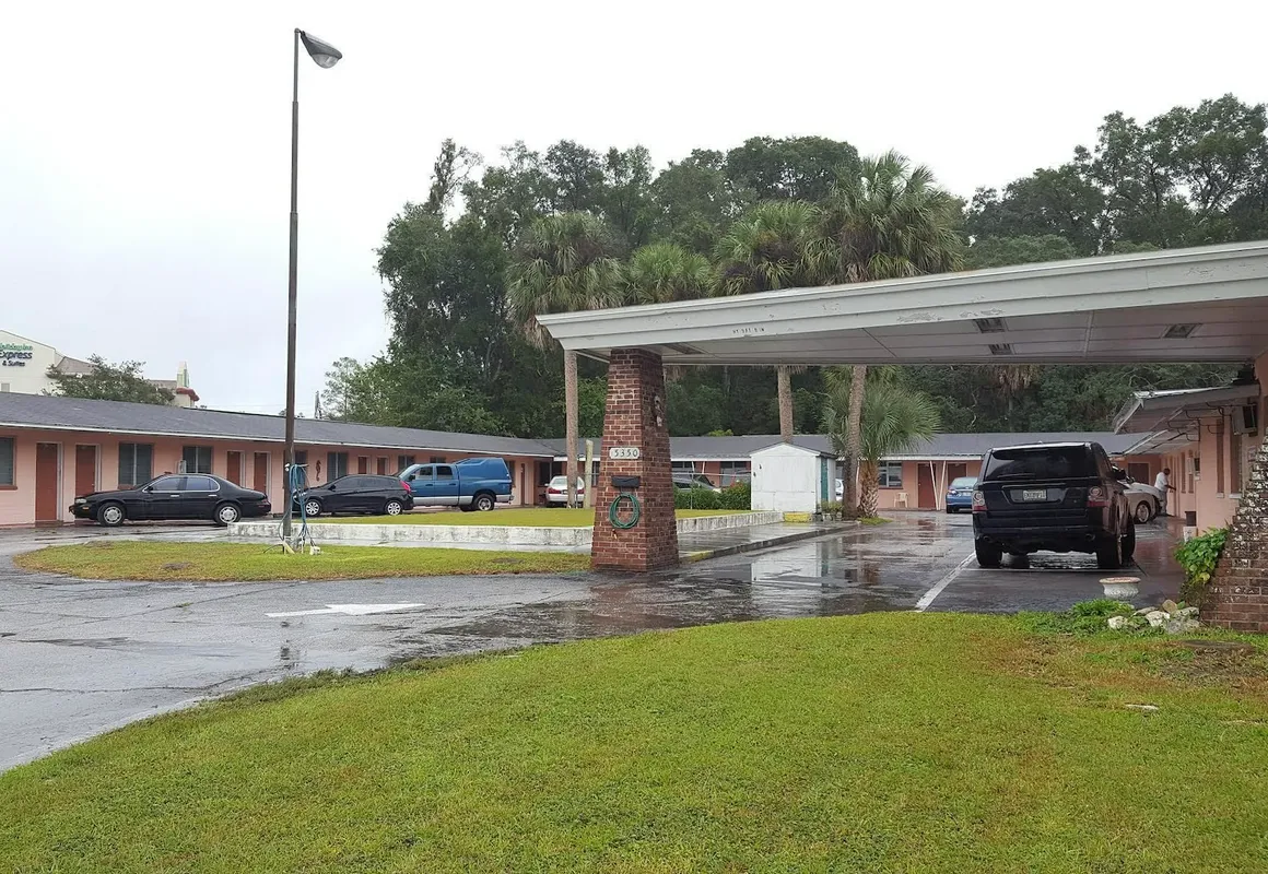 Economy Lodge hotel hero