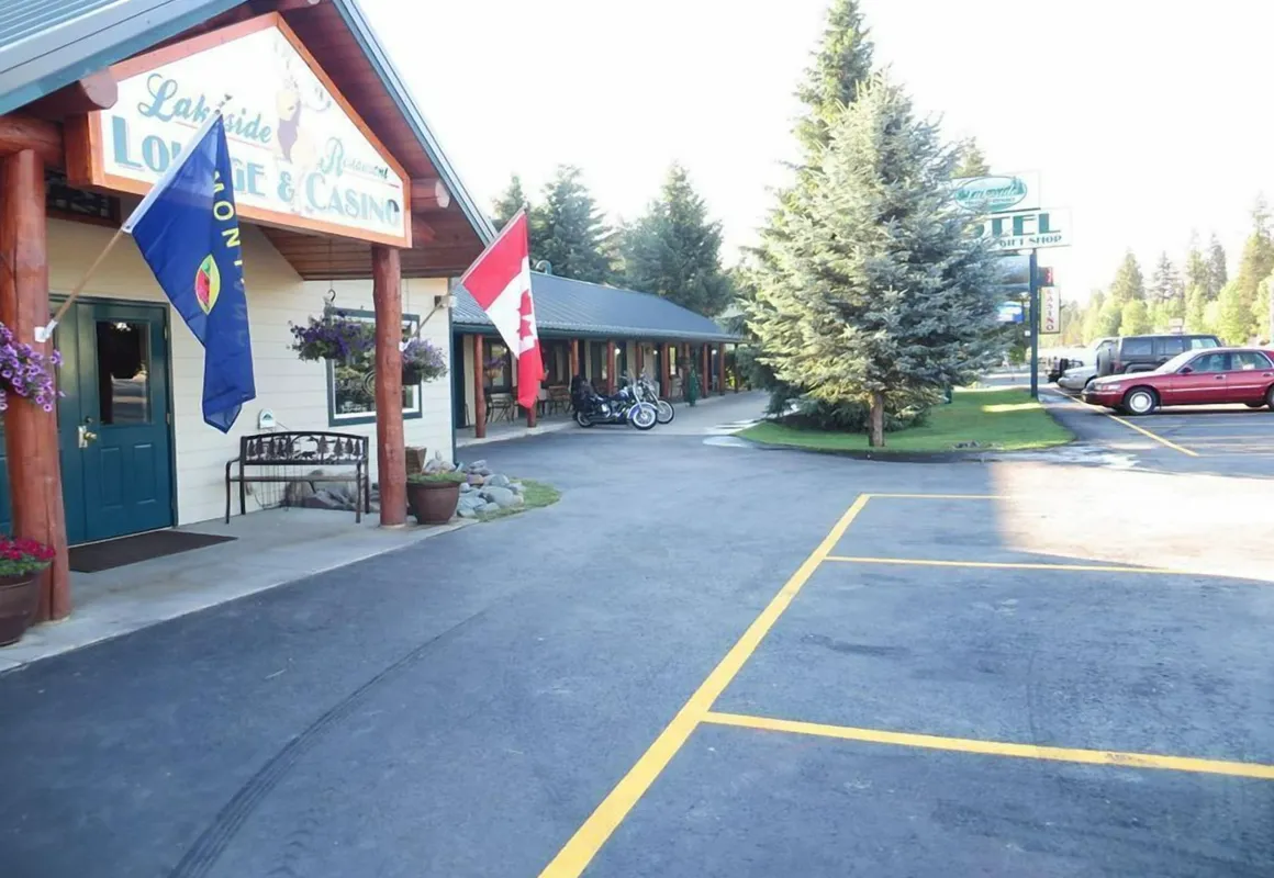 Lakeside Resort and Motel hotel hero