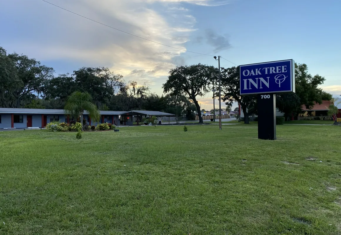 Oak Tree Inn hotel hero