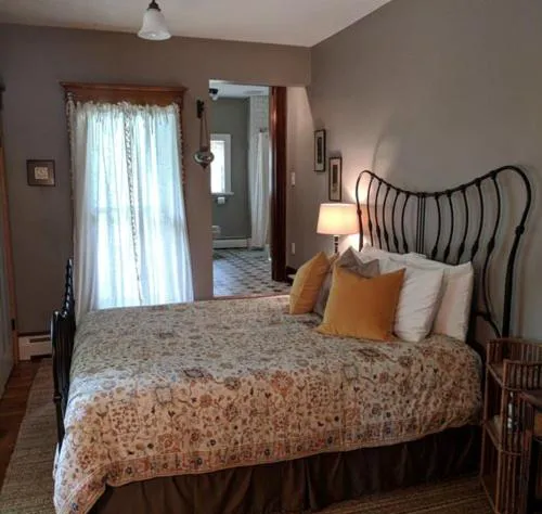 Burdett House Bed & Breakfast hotel detail image 4