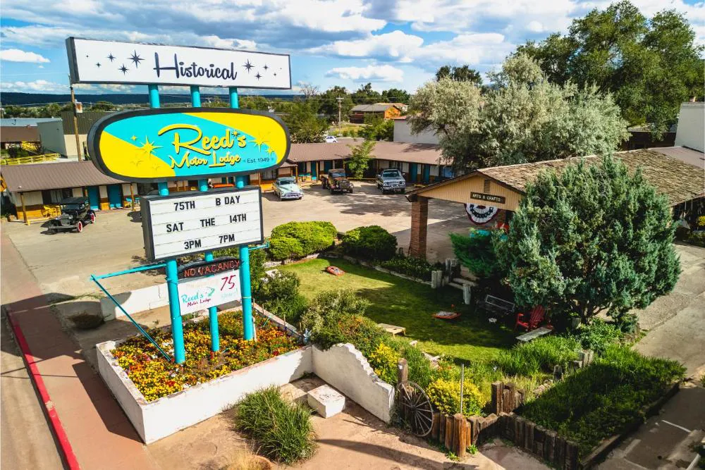 Reed's Lodge hotel hero