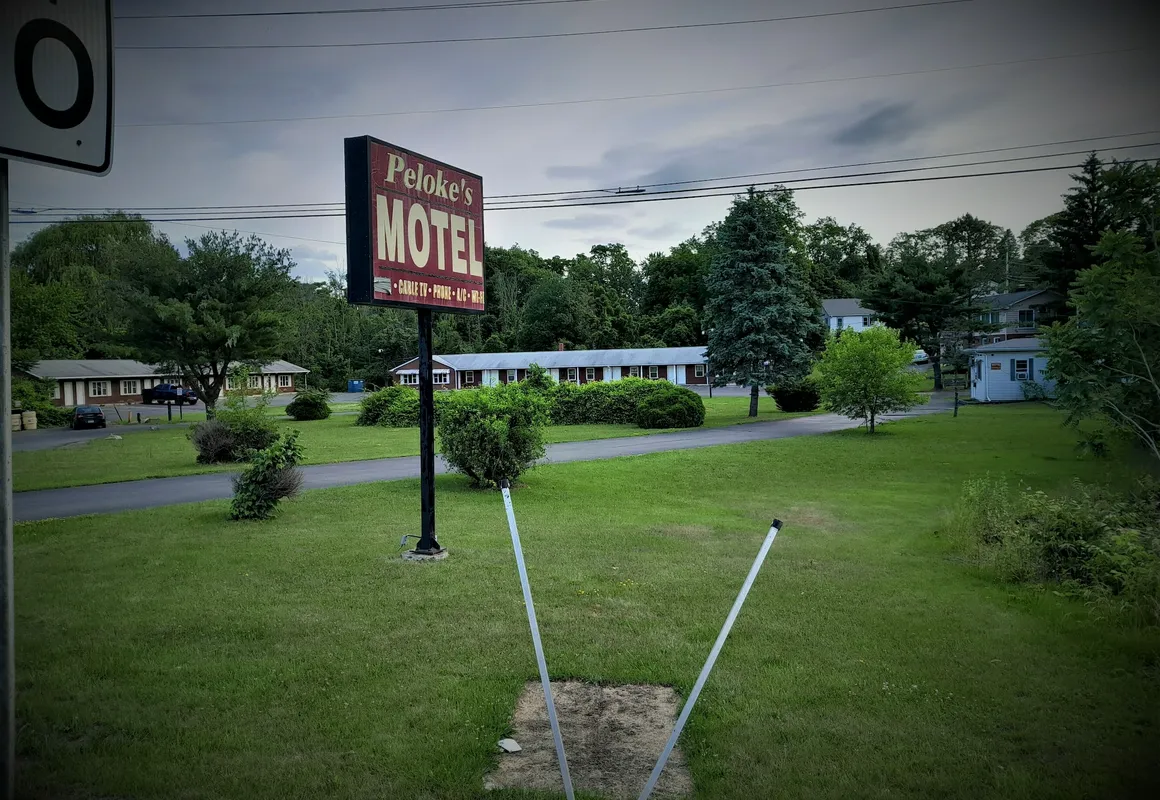 Peloke's Motel hotel hero