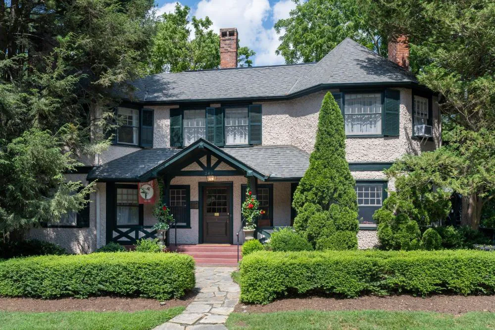 Pinecrest Bed & Breakfast hotel hero