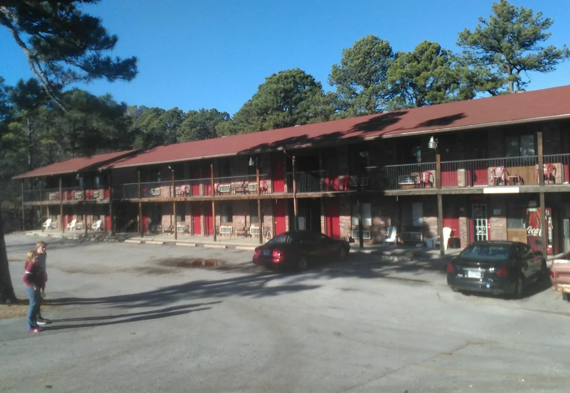 The Razorback Lodge hotel hero