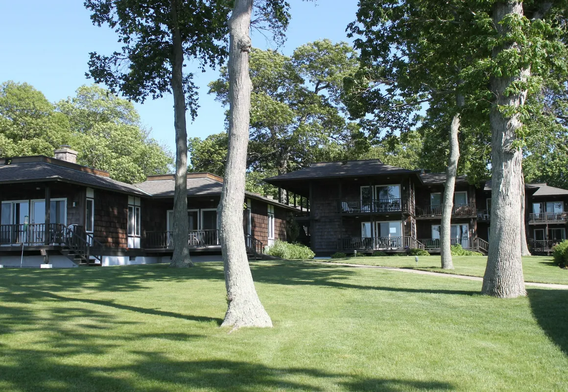 Dering Harbor Inn hotel hero