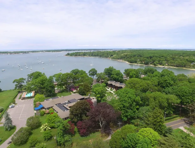 Dering Harbor Inn hotel detail image 2