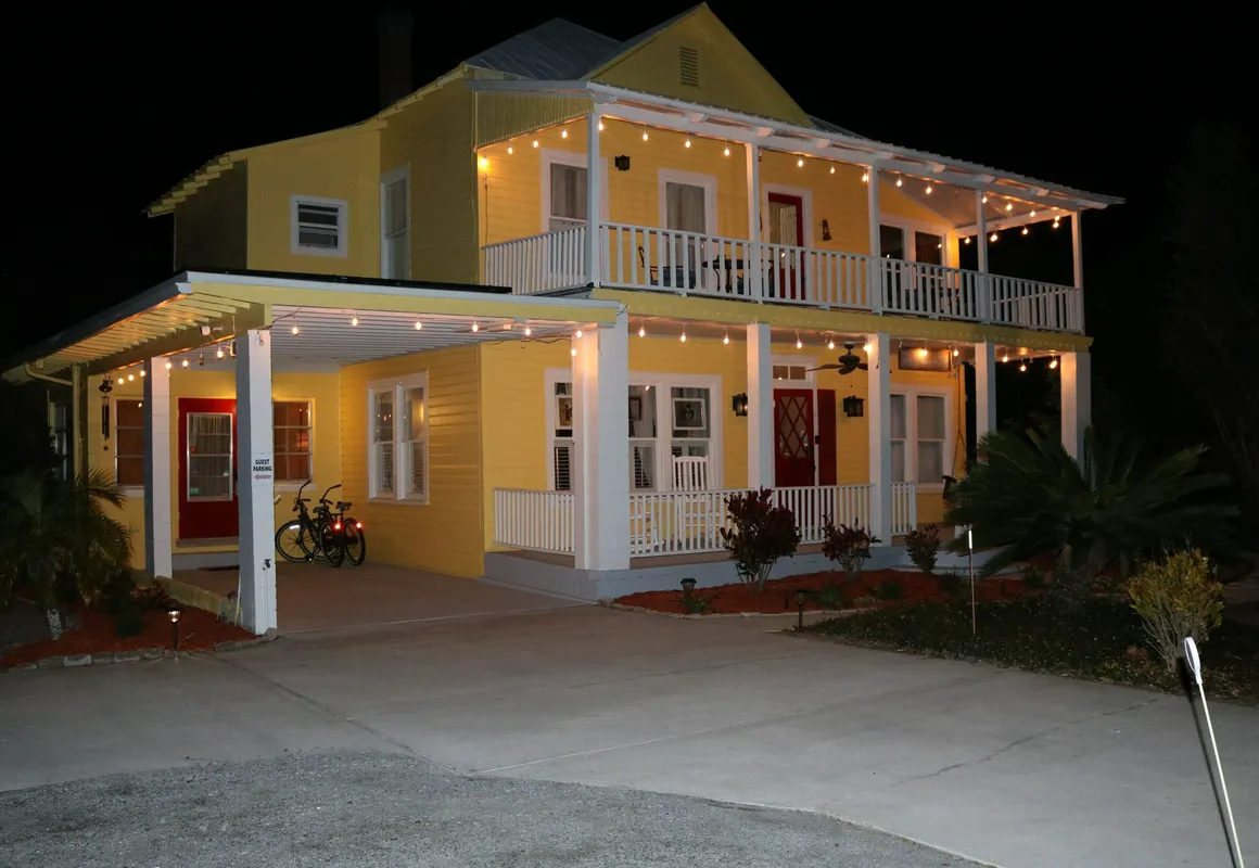 The Wayward Traveler's Inn hotel hero