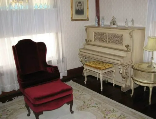 Historic Philip Houston House hotel detail image 3