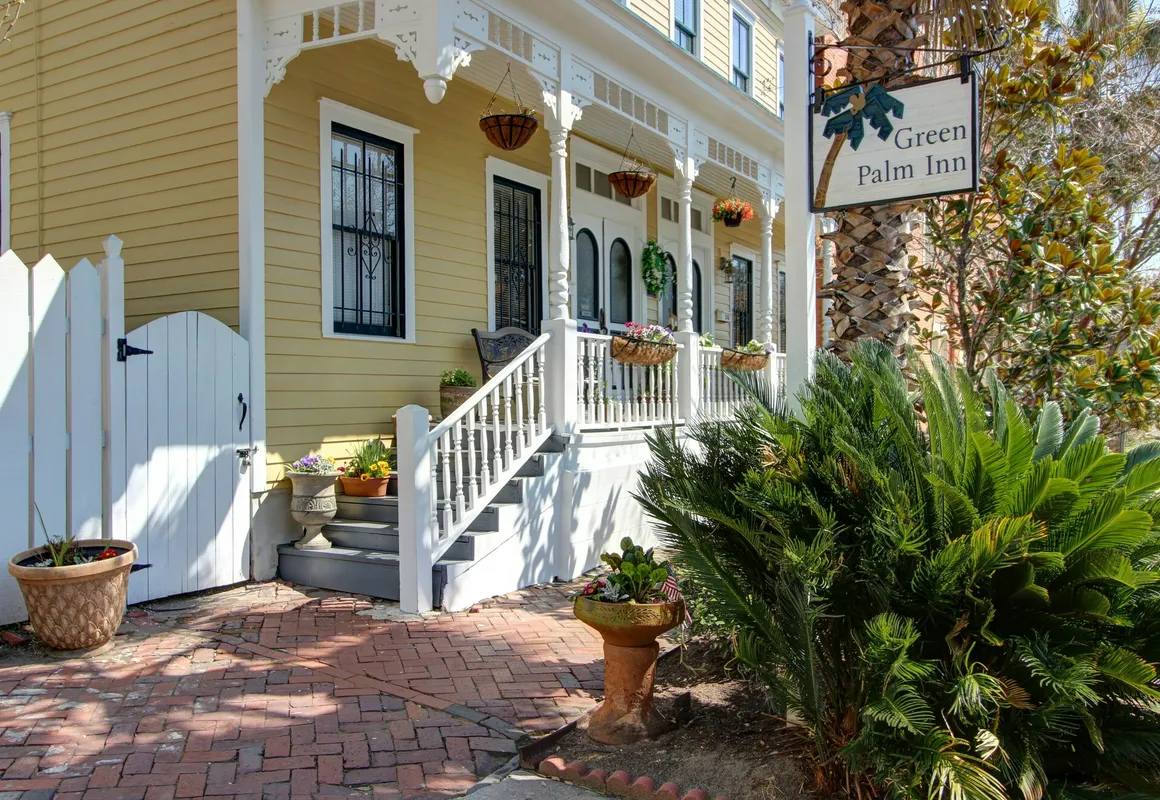 Green Palm Inn hotel hero