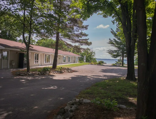 M22 Inn Suttons Bay hotel detail image 2