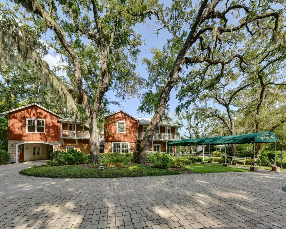 The Grey Owl Inn hotel hero