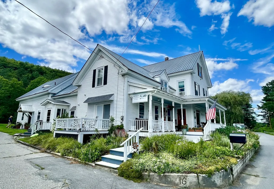 Harvest Barn Inn hotel hero