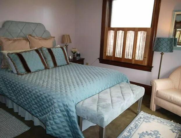 Colonial House on Main hotel detail image 2