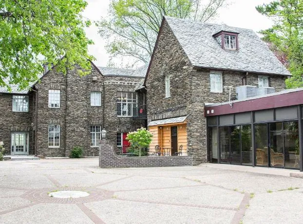 The Manor on Front hotel detail image 2