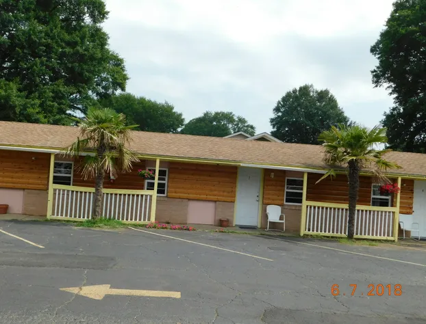 Little Shamrock Motel hotel detail image 4