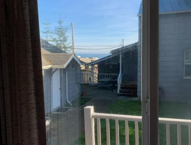 Curley's Resort & Dive Center hotel detail image 2