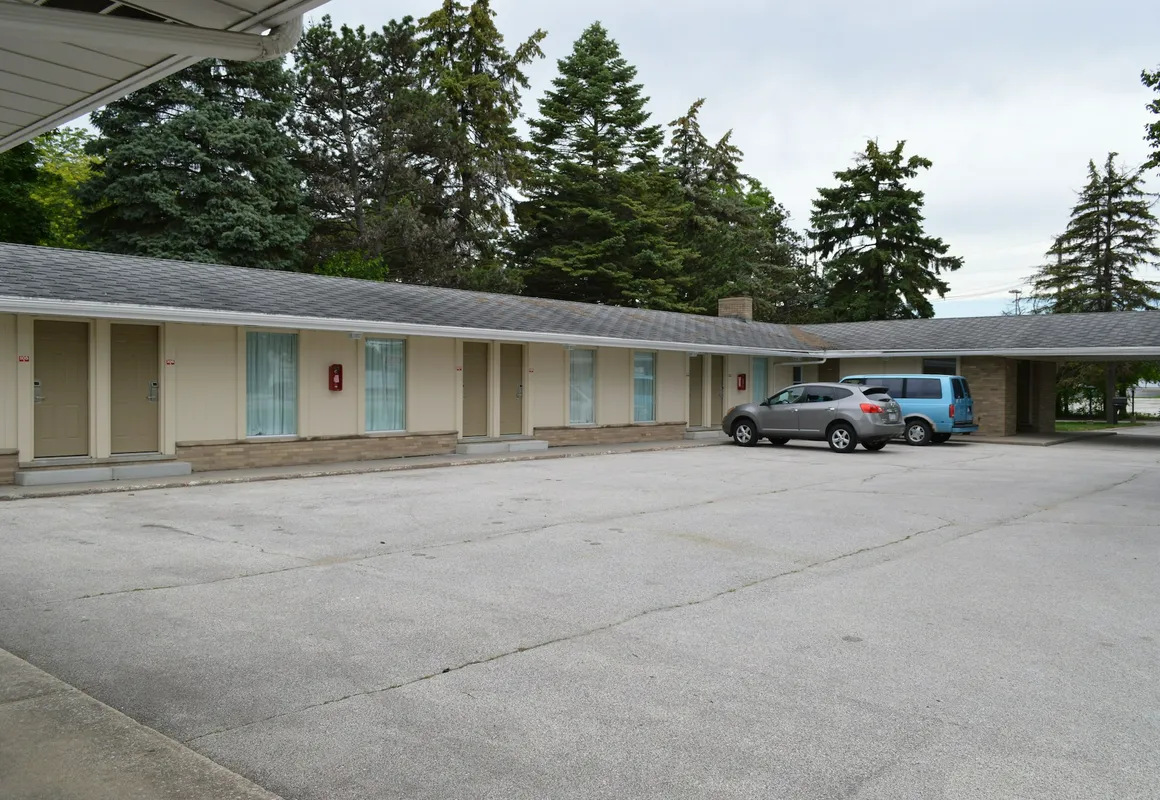 Monnie Lynn Motel hotel hero