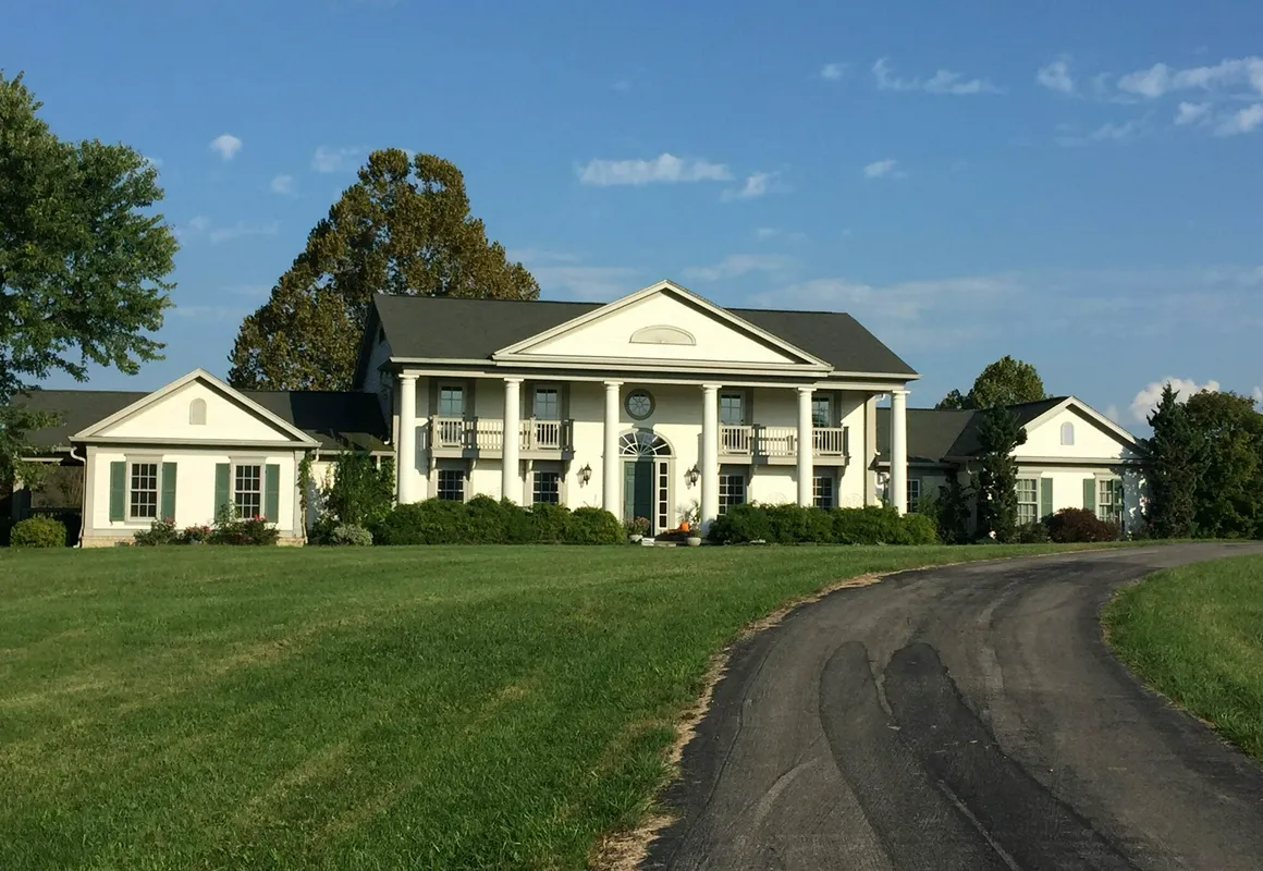 The B & B at Queenslake hotel hero