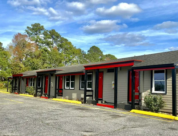 Whistling Pines - Daily & Extended Stay, Elizabeth City hotel detail image 1