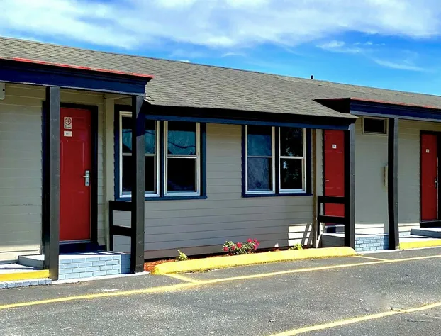 Whistling Pines - Daily & Extended Stay, Elizabeth City hotel detail image 2