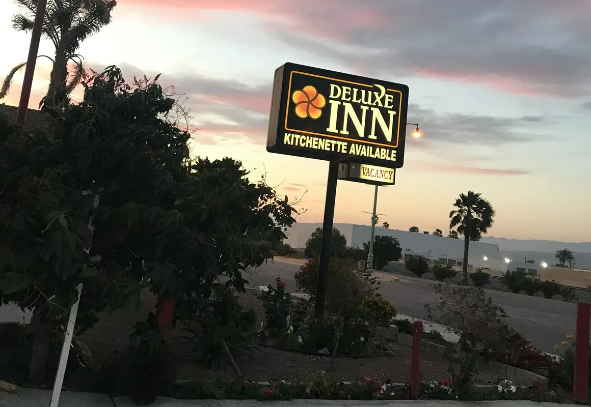 Deluxe Inn hotel hero