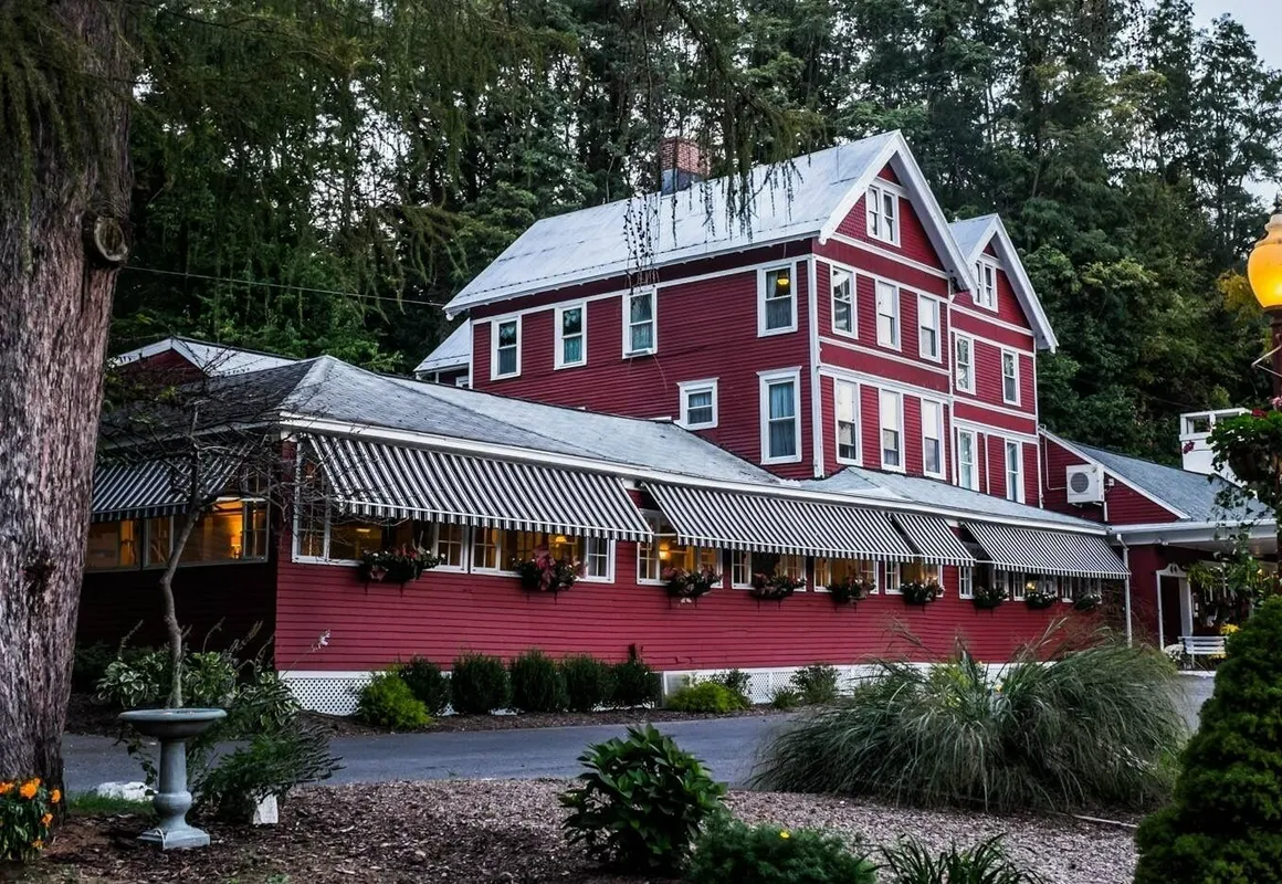 Springside Inn hotel hero