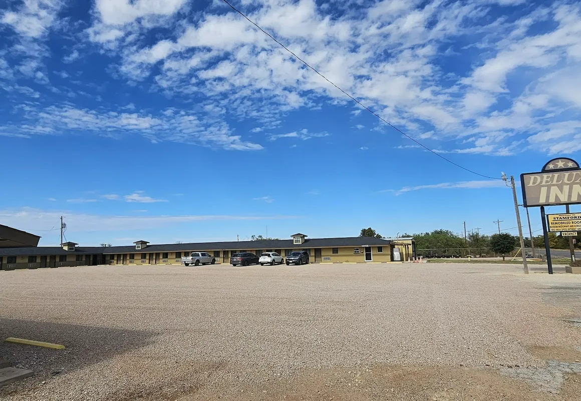 Deluxe Inn Motel hotel hero