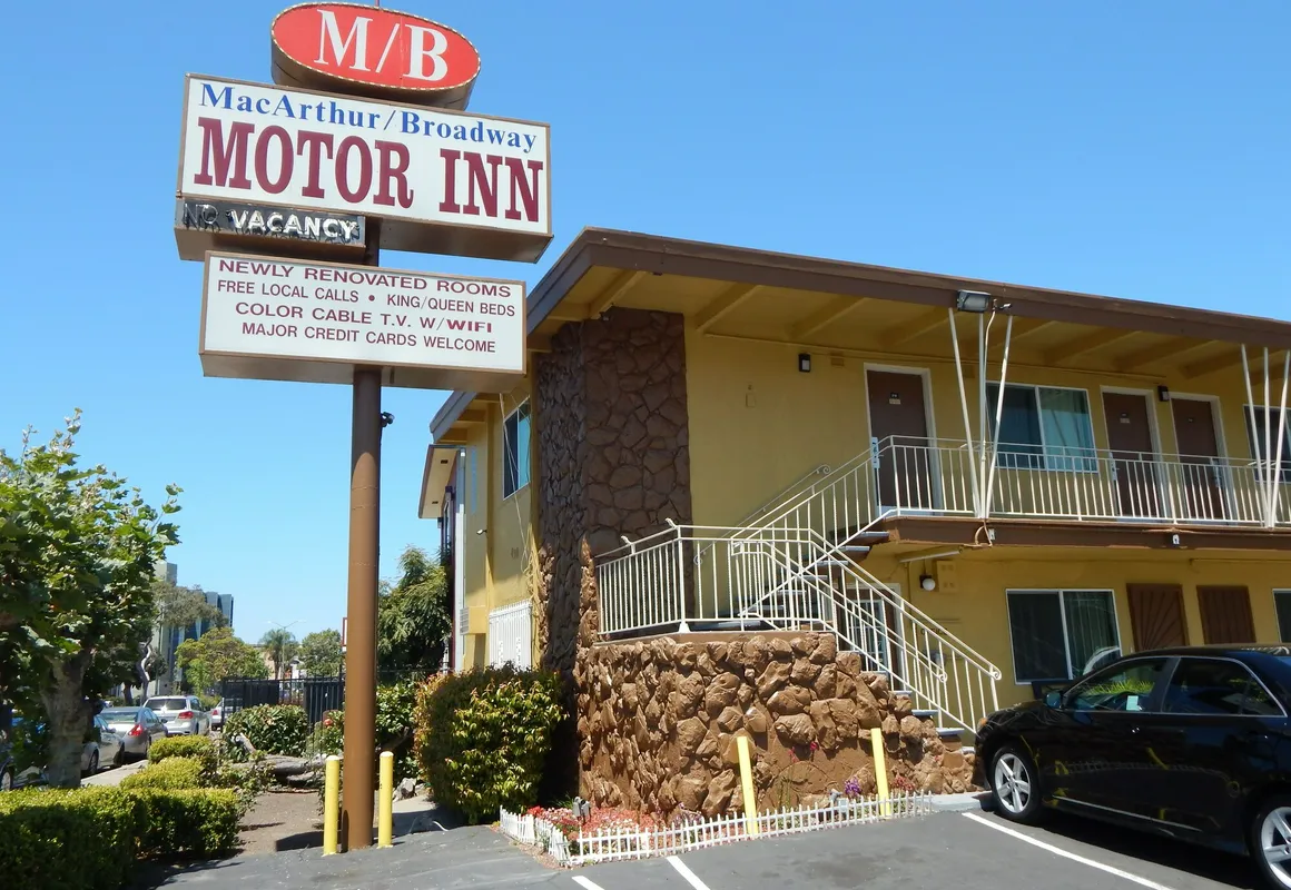 M B Motor Inn hotel hero