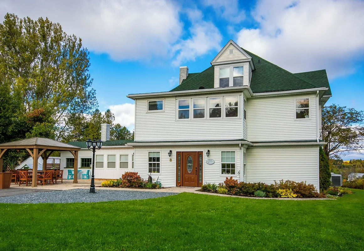 Shamrock Suites hotel hero