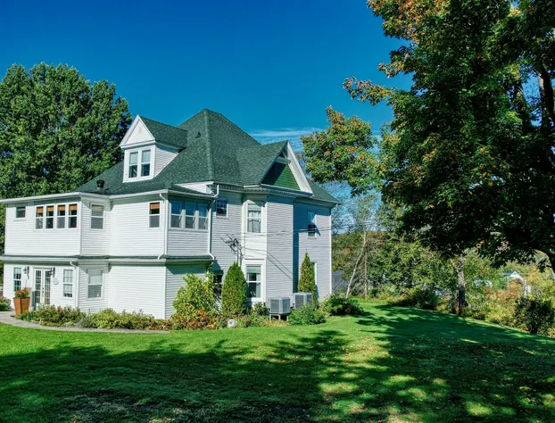 Shamrock Suites hotel detail image 4