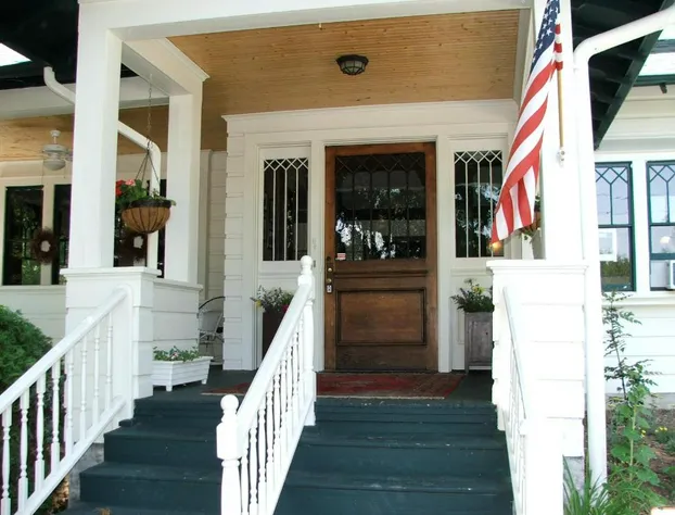 Oakland Cottage Bed & Breakfast hotel detail image 2