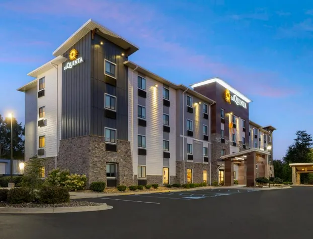 La Quinta Inn & Suites by Wyndham Greenville Woodruff Rd. hotel detail image 3