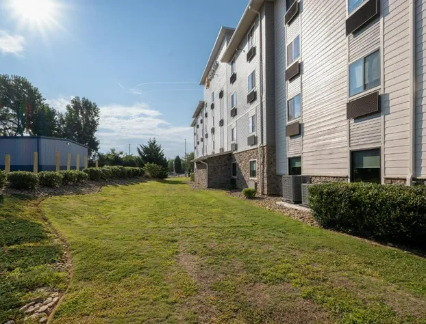 La Quinta Inn & Suites by Wyndham Greenville Woodruff Rd. hotel detail image 4