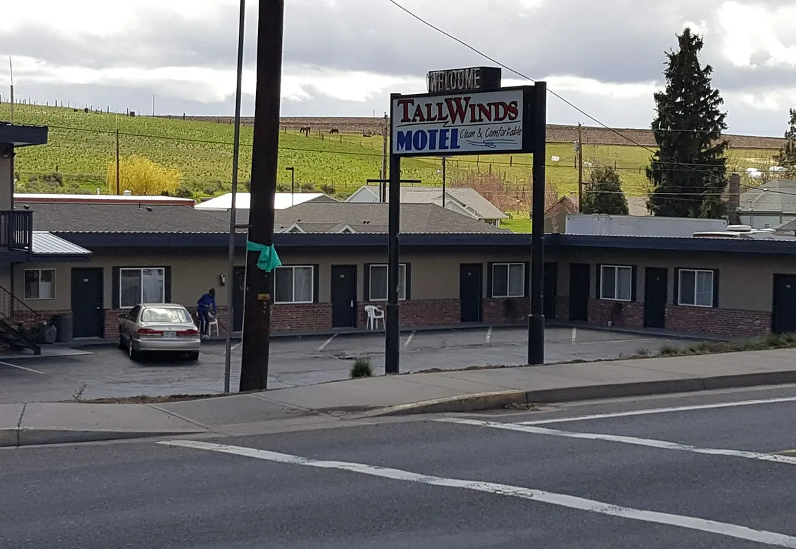 Tall Winds Motel hotel hero