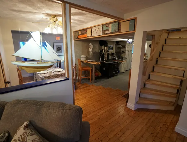 White On Wood hotel detail image 2