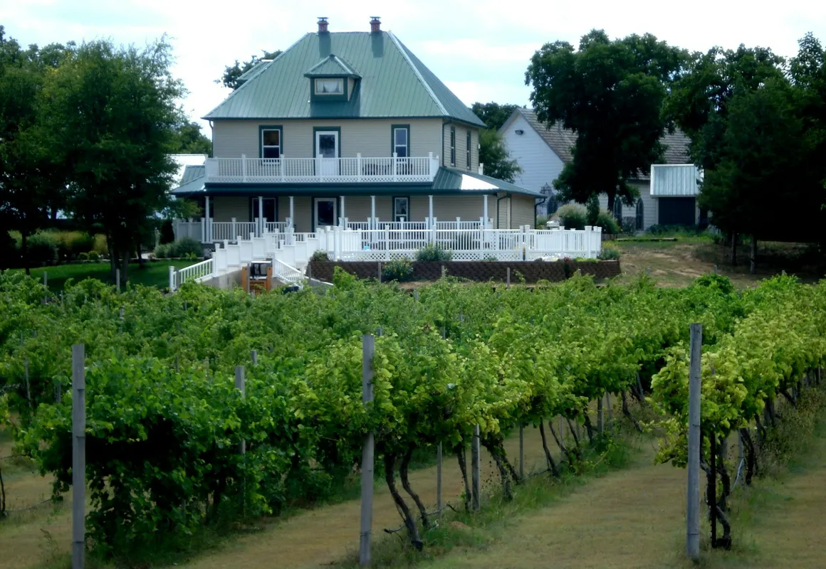 Indian Creek Village Winery hotel hero