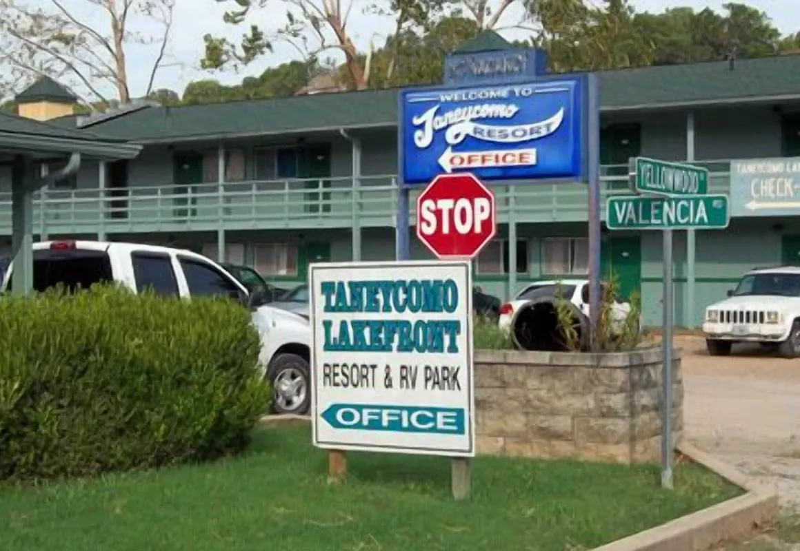 Taneycomo Lakefront Resort hotel hero