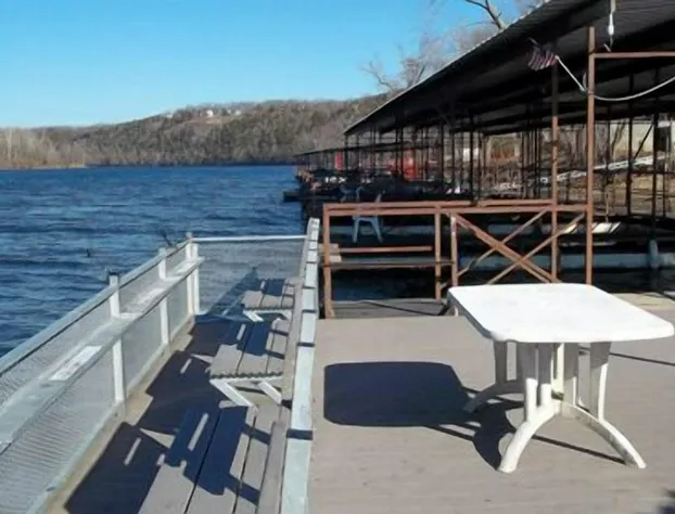 Taneycomo Lakefront Resort hotel detail image 1