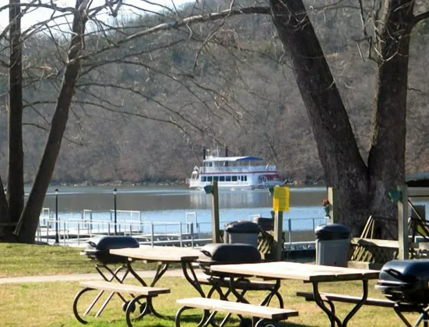 Taneycomo Lakefront Resort hotel detail image 2